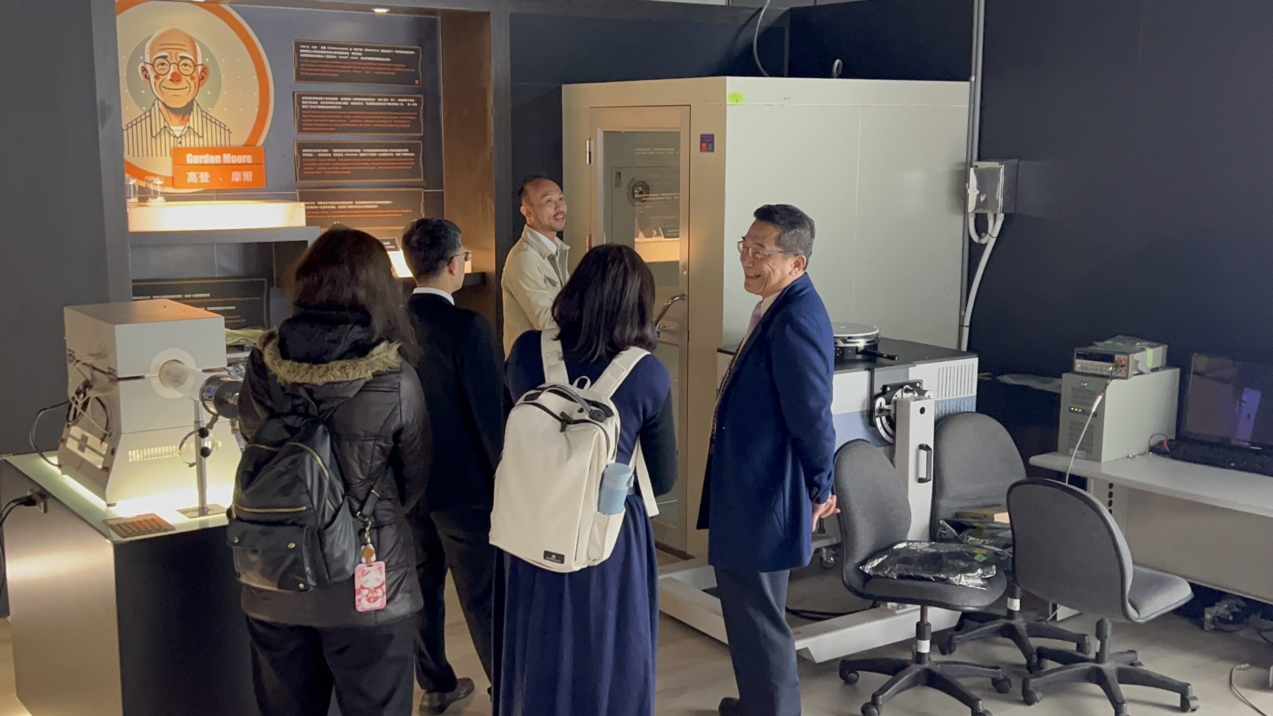 Featured image for “越南河內礦業地質大學參訪半導體展示間　交流教學與產業發展”